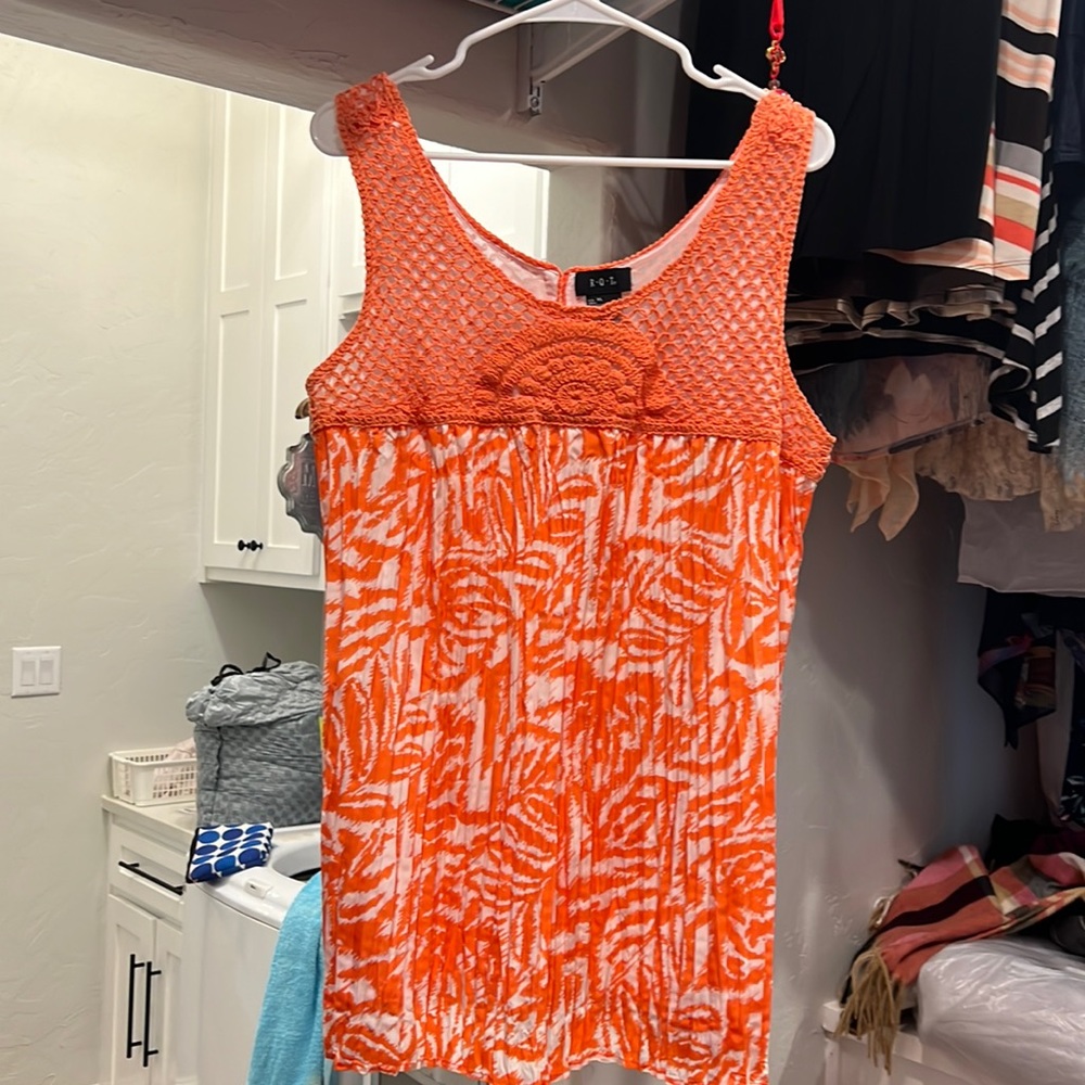 Summer tank top with coral crochet appliqué